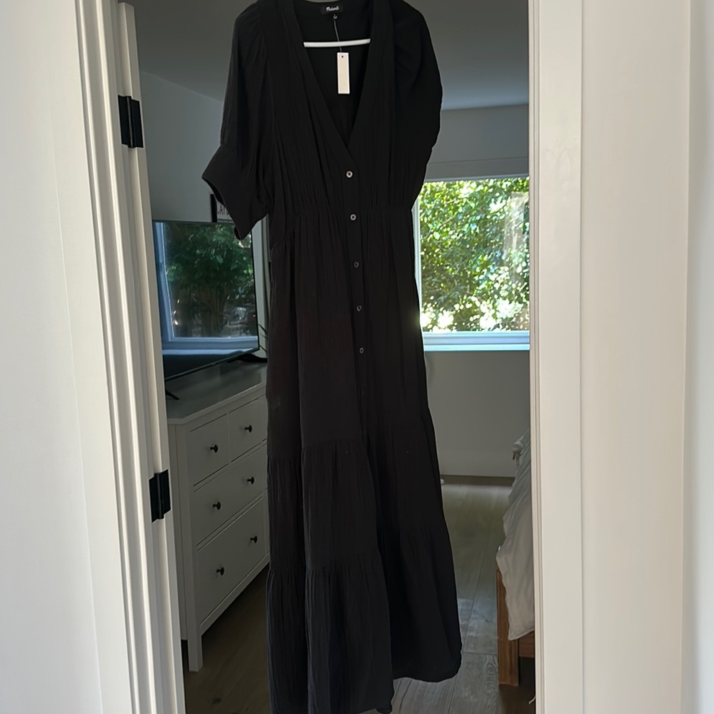 Madewell Dress
lightspun button-front tiered midi dress
Black 
Size 6